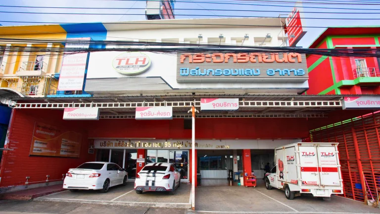 สาขาบ่อวิน — ด้านหน้าสาขาและที่จอดรถ