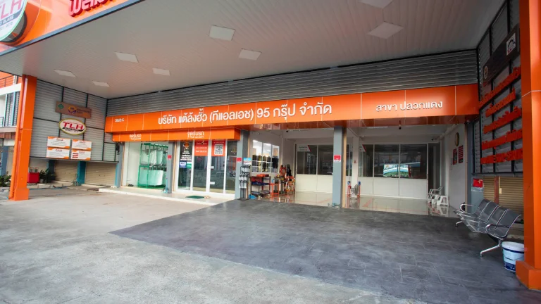 สาขาปลวกแดง — ด้านหน้าสาขาและพื้นที่รับรถ