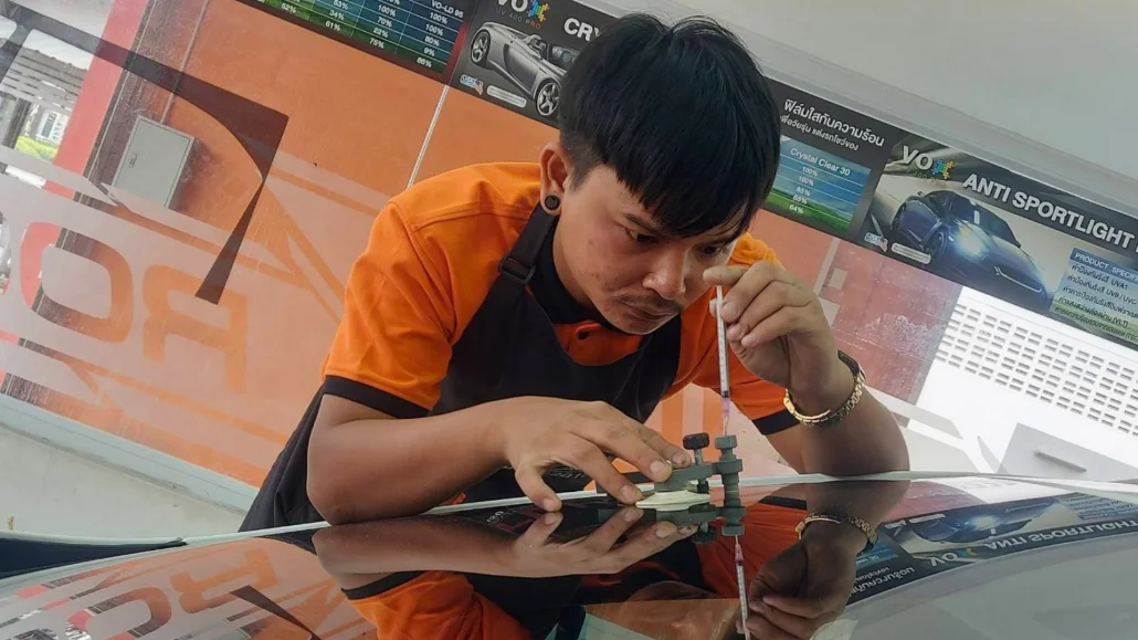 งานซ่อมกระจก — 136